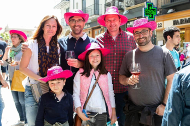 La calle Chapitela de la capital pamplonesa se vistió de rosa y de fiesta para la celebración de la décima edición del Día del Rosado de Navarra. El evento, organizado por La Vinoteca, contó con la participación de catorce bodegas locales. Los aficionados a este vino pudieron hacerse con una copa de cristal y un colorido sombrero y degustar los diferentes caldos con el pago de su entrada.
