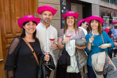 La calle Chapitela de la capital pamplonesa se vistió de rosa y de fiesta para la celebración de la décima edición del Día del Rosado de Navarra. El evento, organizado por La Vinoteca, contó con la participación de catorce bodegas locales. Los aficionados a este vino pudieron hacerse con una copa de cristal y un colorido sombrero y degustar los diferentes caldos con el pago de su entrada.
