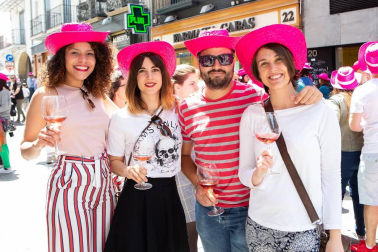 La calle Chapitela de la capital pamplonesa se vistió de rosa y de fiesta para la celebración de la décima edición del Día del Rosado de Navarra. El evento, organizado por La Vinoteca, contó con la participación de catorce bodegas locales. Los aficionados a este vino pudieron hacerse con una copa de cristal y un colorido sombrero y degustar los diferentes caldos con el pago de su entrada.