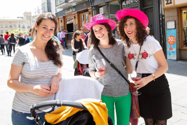 La calle Chapitela de la capital pamplonesa se vistió de rosa y de fiesta para la celebración de la décima edición del Día del Rosado de Navarra. El evento, organizado por La Vinoteca, contó con la participación de catorce bodegas locales. Los aficionados a este vino pudieron hacerse con una copa de cristal y un colorido sombrero y degustar los diferentes caldos con el pago de su entrada.