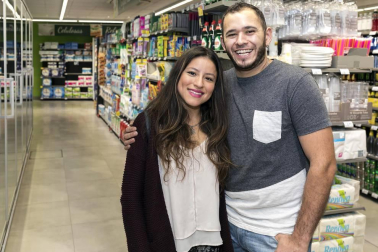 La marca Carrefour Express ha puesto en marcha un establecimiento en la calle Tudela del Ensanche de Pamplona, una nueva oferta comercial que dará vida a esta calle. El viernes 18 de mayo se celebró una pequeña fiesta de inauguración en la que propietarios, trabajadores, familiares y amigos celebraron el inicio de esta aventura.