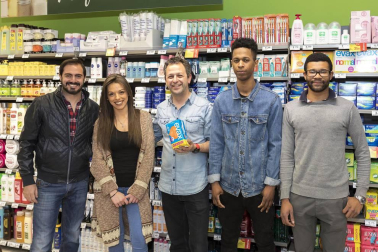 La marca Carrefour Express ha puesto en marcha un establecimiento en la calle Tudela del Ensanche de Pamplona, una nueva oferta comercial que dará vida a esta calle. El viernes 18 de mayo se celebró una pequeña fiesta de inauguración en la que propietarios, trabajadores, familiares y amigos celebraron el inicio de esta aventura.