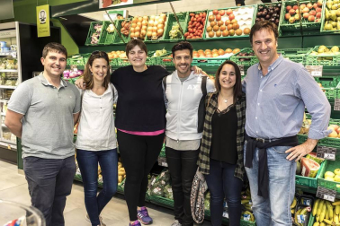 La marca Carrefour Express ha puesto en marcha un establecimiento en la calle Tudela del Ensanche de Pamplona, una nueva oferta comercial que dará vida a esta calle. El viernes 18 de mayo se celebró una pequeña fiesta de inauguración en la que propietarios, trabajadores, familiares y amigos celebraron el inicio de esta aventura.