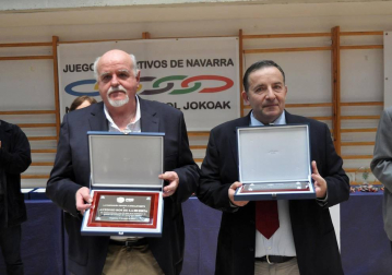 El sábado tuvo lugar en el polideportivo de Arrosadía la última jornada de los Juegos Deportivos de Navarra en la que los jugadores, acompañados de sus respectivas familias, convirtieron esta última cita competitiva en una auténtica fiesta del baloncesto foral. Durante el evento, la Federación Española de Baloncesto, con su presidente y exjugador internacional Jorge Garbajosa al frente, homenajeó a dos figuras del basket navarro por su trayectoria: Antonio Ros y Agustín Alonso. También participó en este reconocimiento la Consejera de Cultura, Deporte y Juventud del Gobierno de Navarra, Ana Herrera.