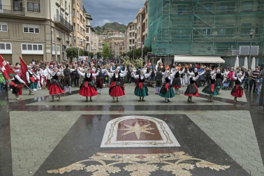 La generación del 90 reivindicó en el cohete de la X Fiesta de la Juventud su unión en las celebraciones. La comida citó a 459 comensales.