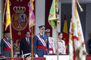Unos 2.600 militares y guardias civiles, con 137 vehículos y más de 50 aeronaves han recorrido las calles del centro de la capital riojana