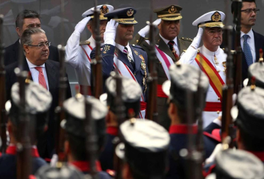 Unos 2.600 militares y guardias civiles, con 137 vehículos y más de 50 aeronaves han recorrido las calles del centro de la capital riojana