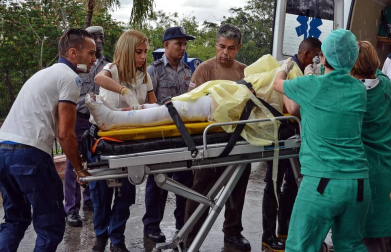 Policías y militares custodian los restos del avión Boeing-737 que se estrelló hoy, viernes 18 de mayo de 2018, poco después de despegar del aeropuerto José Martí de La Habana (Cuba).