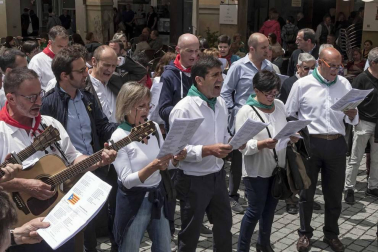La generación del 90 reivindicó en el cohete de la X Fiesta de la Juventud su unión en las celebraciones. La comida citó a 459 comensales.