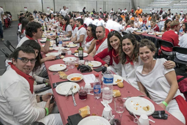 La generación del 90 reivindicó en el cohete de la X Fiesta de la Juventud su unión en las celebraciones. La comida citó a 459 comensales.
