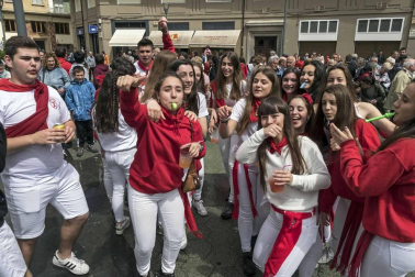La generación del 90 reivindicó en el cohete de la X Fiesta de la Juventud su unión en las celebraciones. La comida citó a 459 comensales.