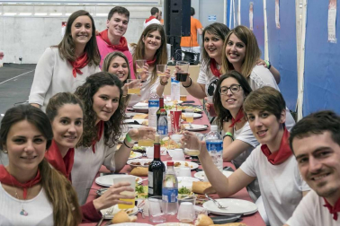 La generación del 90 reivindicó en el cohete de la X Fiesta de la Juventud su unión en las celebraciones. La comida citó a 459 comensales.
