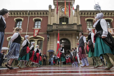 La generación del 90 reivindicó en el cohete de la X Fiesta de la Juventud su unión en las celebraciones. La comida citó a 459 comensales.