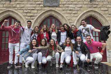 La generación del 90 reivindicó en el cohete de la X Fiesta de la Juventud su unión en las celebraciones. La comida citó a 459 comensales.
