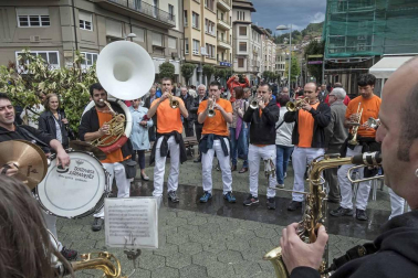 La generación del 90 reivindicó en el cohete de la X Fiesta de la Juventud su unión en las celebraciones. La comida citó a 459 comensales.