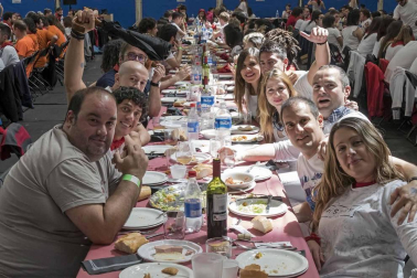 La generación del 90 reivindicó en el cohete de la X Fiesta de la Juventud su unión en las celebraciones. La comida citó a 459 comensales.