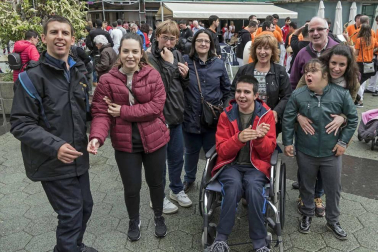 La generación del 90 reivindicó en el cohete de la X Fiesta de la Juventud su unión en las celebraciones. La comida citó a 459 comensales.