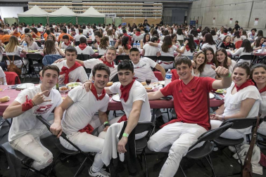 La generación del 90 reivindicó en el cohete de la X Fiesta de la Juventud su unión en las celebraciones. La comida citó a 459 comensales.