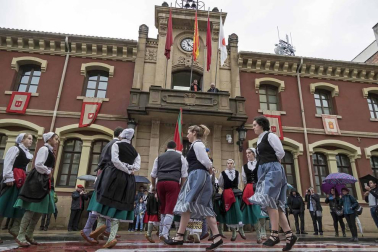 La generación del 90 reivindicó en el cohete de la X Fiesta de la Juventud su unión en las celebraciones. La comida citó a 459 comensales.