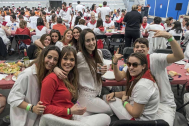 La generación del 90 reivindicó en el cohete de la X Fiesta de la Juventud su unión en las celebraciones. La comida citó a 459 comensales.
