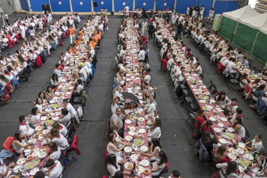 La generación del 90 reivindicó en el cohete de la X Fiesta de la Juventud su unión en las celebraciones. La comida citó a 459 comensales.
