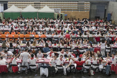 La generación del 90 reivindicó en el cohete de la X Fiesta de la Juventud su unión en las celebraciones. La comida citó a 459 comensales.