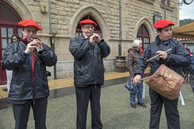 La generación del 90 reivindicó en el cohete de la X Fiesta de la Juventud su unión en las celebraciones. La comida citó a 459 comensales.