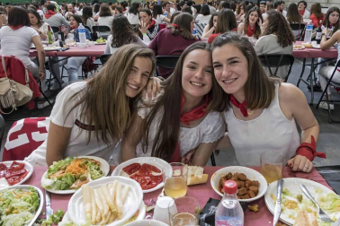La generación del 90 reivindicó en el cohete de la X Fiesta de la Juventud su unión en las celebraciones. La comida citó a 459 comensales.