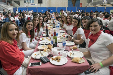 La generación del 90 reivindicó en el cohete de la X Fiesta de la Juventud su unión en las celebraciones. La comida citó a 459 comensales.