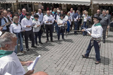 La generación del 90 reivindicó en el cohete de la X Fiesta de la Juventud su unión en las celebraciones. La comida citó a 459 comensales.