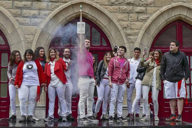 La generación del 90 reivindicó en el cohete de la X Fiesta de la Juventud su unión en las celebraciones. La comida citó a 459 comensales.