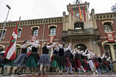 La generación del 90 reivindicó en el cohete de la X Fiesta de la Juventud su unión en las celebraciones. La comida citó a 459 comensales.