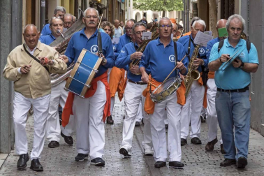 La generación del 90 reivindicó en el cohete de la X Fiesta de la Juventud su unión en las celebraciones. La comida citó a 459 comensales.