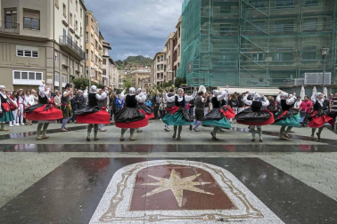 La generación del 90 reivindicó en el cohete de la X Fiesta de la Juventud su unión en las celebraciones. La comida citó a 459 comensales.