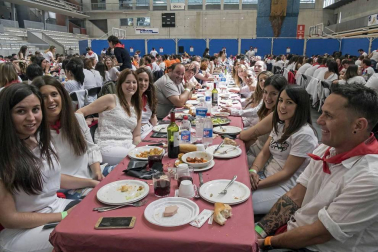 La generación del 90 reivindicó en el cohete de la X Fiesta de la Juventud su unión en las celebraciones. La comida citó a 459 comensales.