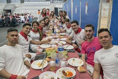 La generación del 90 reivindicó en el cohete de la X Fiesta de la Juventud su unión en las celebraciones. La comida citó a 459 comensales.
