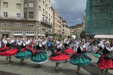 La generación del 90 reivindicó en el cohete de la X Fiesta de la Juventud su unión en las celebraciones. La comida citó a 459 comensales.