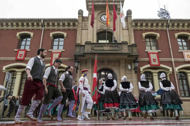 La generación del 90 reivindicó en el cohete de la X Fiesta de la Juventud su unión en las celebraciones. La comida citó a 459 comensales.