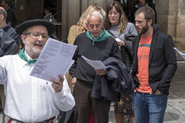 La generación del 90 reivindicó en el cohete de la X Fiesta de la Juventud su unión en las celebraciones. La comida citó a 459 comensales.