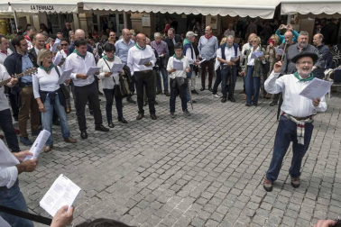 La generación del 90 reivindicó en el cohete de la X Fiesta de la Juventud su unión en las celebraciones. La comida citó a 459 comensales.