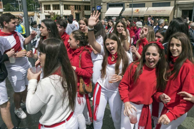 La generación del 90 reivindicó en el cohete de la X Fiesta de la Juventud su unión en las celebraciones. La comida citó a 459 comensales.