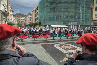 La generación del 90 reivindicó en el cohete de la X Fiesta de la Juventud su unión en las celebraciones. La comida citó a 459 comensales.