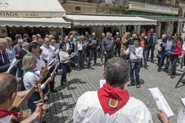 La generación del 90 reivindicó en el cohete de la X Fiesta de la Juventud su unión en las celebraciones. La comida citó a 459 comensales.