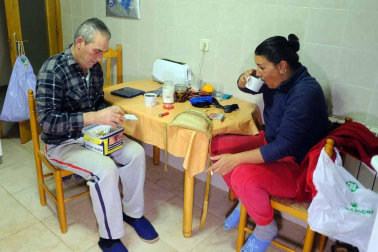15 personas, 13 adultos y dos menores, se desplazan desde hace veinte años de Jódar a Uterga para trabajar en la campaña del espárrago