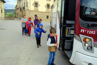 15 personas, 13 adultos y dos menores, se desplazan desde hace veinte años de Jódar a Uterga para trabajar en la campaña del espárrago