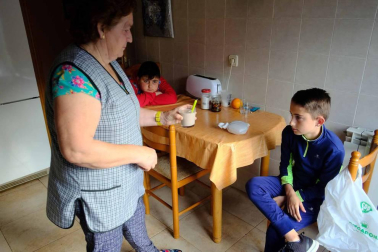 15 personas, 13 adultos y dos menores, se desplazan desde hace veinte años de Jódar a Uterga para trabajar en la campaña del espárrago
