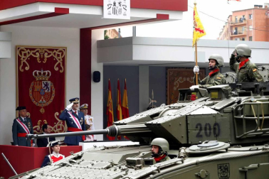 Unos 2.600 militares y guardias civiles, con 137 vehículos y más de 50 aeronaves han recorrido las calles del centro de la capital riojana