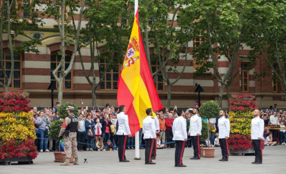 Unos 2.600 militares y guardias civiles, con 137 vehículos y más de 50 aeronaves han recorrido las calles del centro de la capital riojana