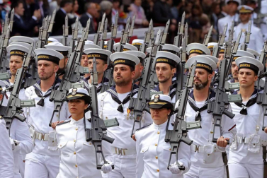 Unos 2.600 militares y guardias civiles, con 137 vehículos y más de 50 aeronaves han recorrido las calles del centro de la capital riojana