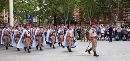 Unos 2.600 militares y guardias civiles, con 137 vehículos y más de 50 aeronaves han recorrido las calles del centro de la capital riojana